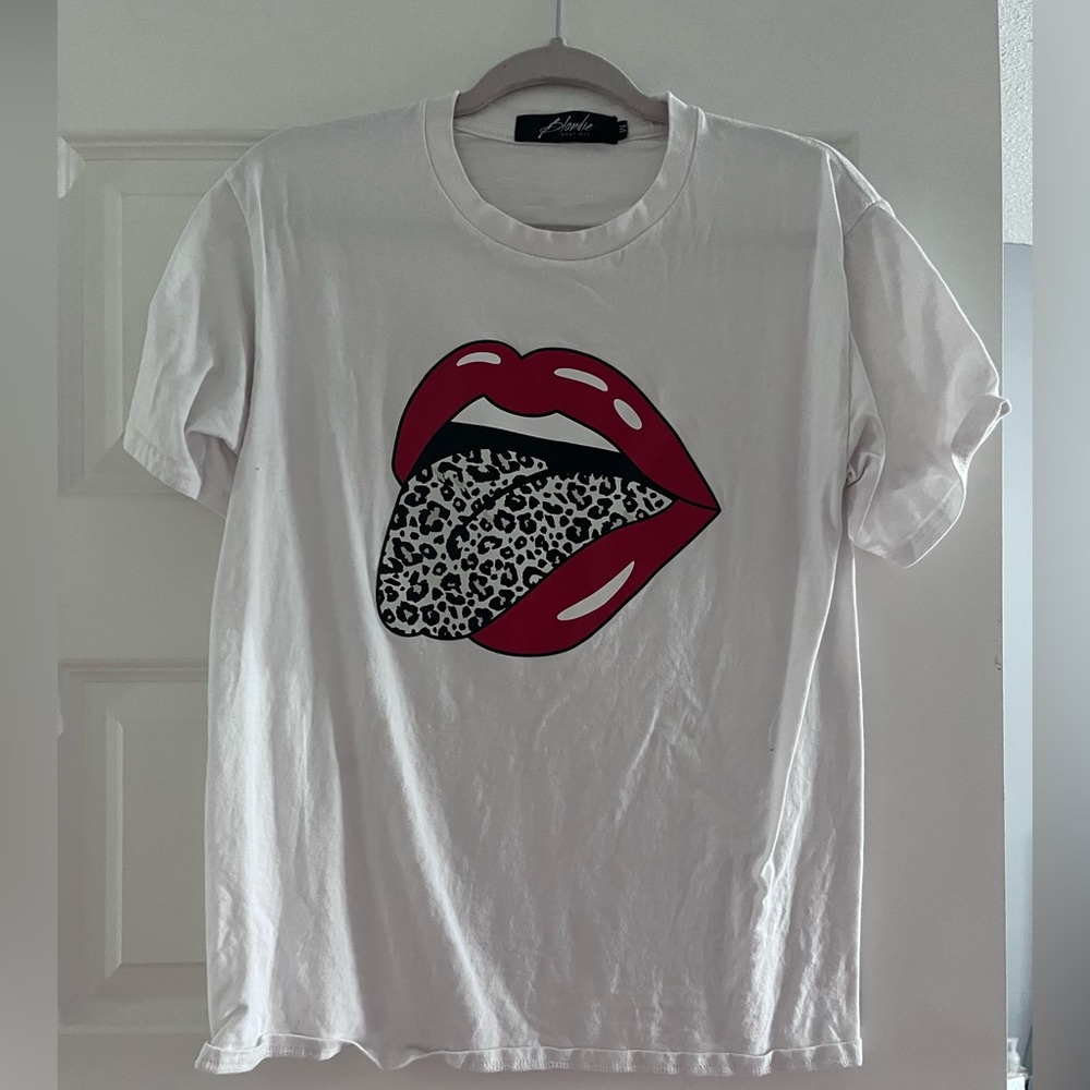 White Graphic T shirt, with lips